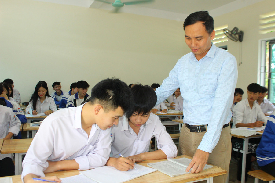 Giáo viên trường THPT Cao Thắng (huyện Hương Sơn, Hà Tĩnh) hướng dẫn kỹ năng làm bài cho học sinh. Giáo viên trường THPT Cao Thắng (huyện Hương Sơn, Hà Tĩnh) hướng dẫn kỹ năng làm bài cho học sinh.