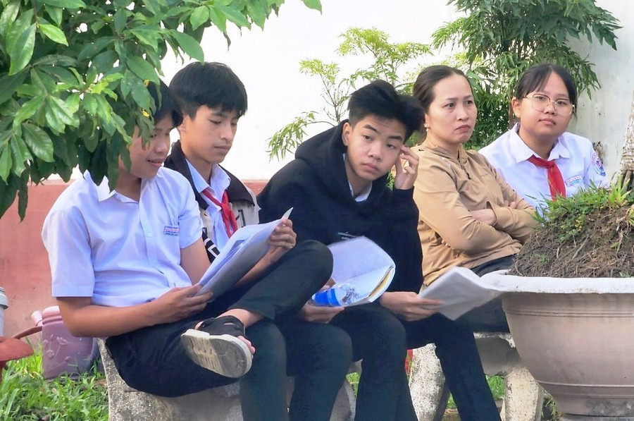 Nhiều em tranh thủ ôn lại bài.