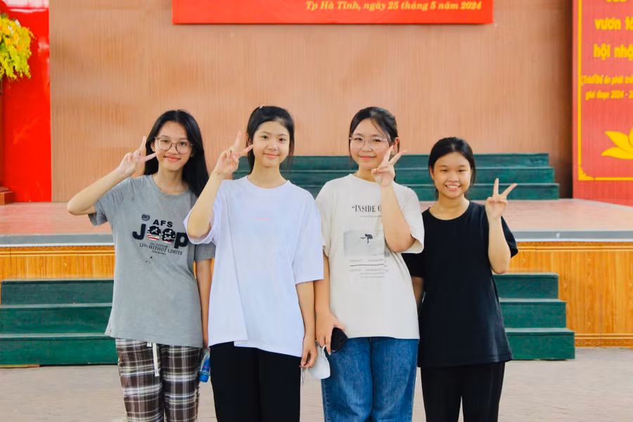 Thí sinh điểm thi Trường THPT chuyên phấn khởi hoàn thành bài thi môn Toán.