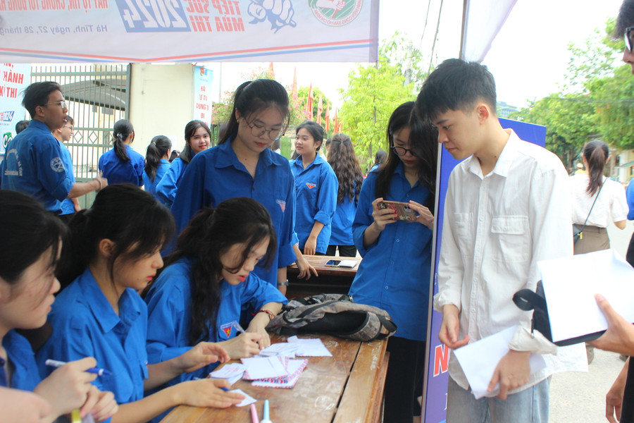 Tình nguyện viên giữ đồ cho thí sinh tại các điểm thi.