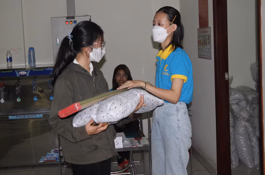 Sinh viên đến ở Ký túc xá Cỏ May nhận chăn, gối, chiếu.
