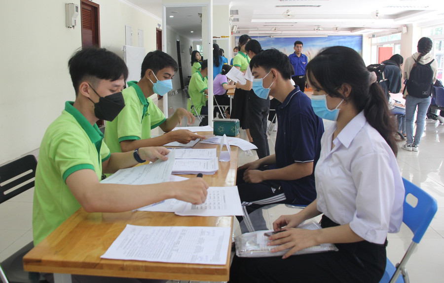 Tình nguyện viên hỗ trợ tân sinh viên khai báo thông tin cư trú. Tình nguyện viên hỗ trợ tân sinh viên khai báo thông tin cư trú.