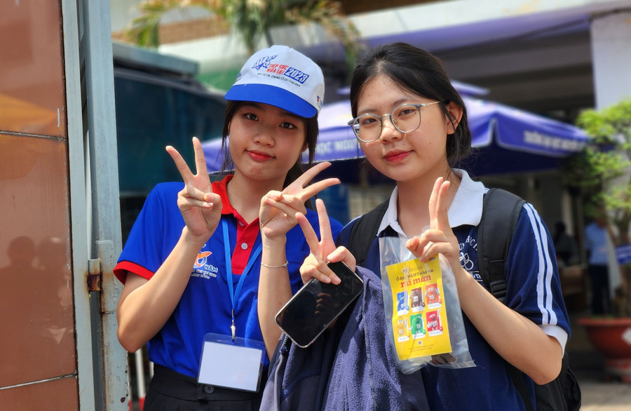 Thí sinh tại điểm thi Trường THPT Gò Vấp thoải mái bước vào thi môn cuối Kỳ thi tốt nghiệp THPT. Thí sinh tại điểm thi Trường THPT Gò Vấp thoải mái bước vào thi môn cuối Kỳ thi tốt nghiệp THPT.