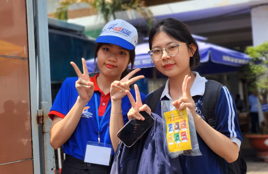 Thí sinh tại điểm thi Trường THPT Gò Vấp thoải mái bước vào thi môn cuối Kỳ thi tốt nghiệp THPT.