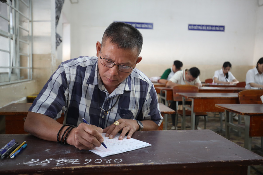 Anh Tú cho biết đã làm tốt bài thi môn Ngữ văn. Ảnh: ĐTN. Anh Tú cho biết đã làm tốt bài thi môn Ngữ văn. Ảnh: ĐTN.
