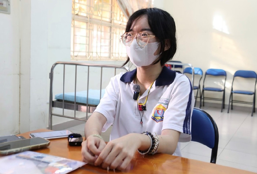 Tại TPHCM, có 3 thí sinh thuộc trường hợp đặc biệt. Cụ thể tại điểm thi Trường THPT Nguyễn Chí Thanh (quận Tân Bình) 1 thí sinh phải nằm dự thi do viêm tủy. Tại điểm thi Trường THPT Thủ Đức (TP Thủ Đức) 1 thí sinh bị bỏng độ 2, không thể viết bài thi tự luận. Điểm thi Trường THPT Củ Chi (huyện Củ Chi) có 1 thí sinh bị gãy tay. Những thí sinh này được bố trí dự thi ở phòng dự trữ. Điểm thi cử cán bộ coi thi thực hiện chép bài thay thí sinh. Phòng thi có gắn camera giám sát. Tại TPHCM, có 3 thí sinh thuộc trường hợp đặc biệt. Cụ thể tại điểm thi Trường THPT Nguyễn Chí Thanh (quận Tân Bình) 1 thí sinh phải nằm dự thi do viêm tủy. Tại điểm thi Trường THPT Thủ Đức (TP Thủ Đức) 1 thí sinh bị bỏng độ 2, không thể viết bài thi tự luận. Điểm thi Trường THPT Củ Chi (huyện Củ Chi) có 1 thí sinh bị gãy tay. Những thí sinh này được bố trí dự thi ở phòng dự trữ. Điểm thi cử cán bộ coi thi thực hiện chép bài thay thí sinh. Phòng thi có gắn camera giám sát.