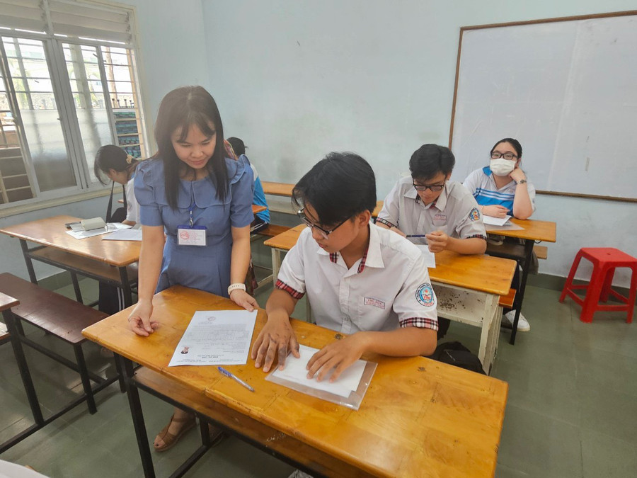 Tại điểm thi Trường THPT Thủ Đức (TPHCM), thí sinh Nghiêm Xuân Tùng bị bỏng độ 2 phải nhờ cán bộ viết bài hộ môn Ngữ văn. Tại điểm thi Trường THPT Thủ Đức (TPHCM), thí sinh Nghiêm Xuân Tùng bị bỏng độ 2 phải nhờ cán bộ viết bài hộ môn Ngữ văn.