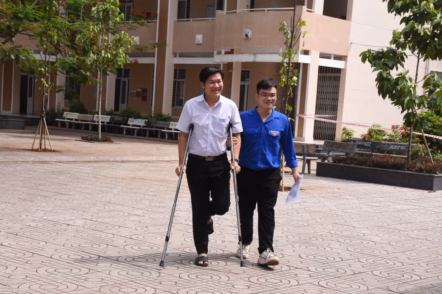 Tại tỉnh Bà Rịa-Vũng Tàu, thí sinh Ngô Trần Phước Thịnh, học sinh Trường THPT Nguyễn Du (huyện Châu Đức, Bà Rịa-Vũng Tàu) bị tai nạn vỡ mắt cá chân trái khoảng 2 tháng trước đã được các tình nguyện viên hỗ trợ nhiệt tình. Ảnh: KC.