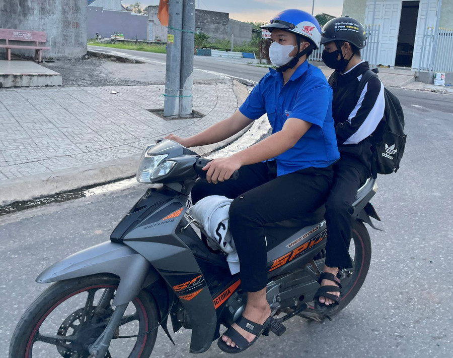 Tại điểm thi Trường THPT Bưng Riềng (huyện Xuyên Mộc, Bà Rịa-Vũng Tàu), em Nguyễn Ngọc Giàu là thí sinh bị khuyết tật được đội tình nguyện đưa đi đón về trong suốt thời gian diễn ra kỳ thi quan trọng này. Ảnh: KC. Tại điểm thi Trường THPT Bưng Riềng (huyện Xuyên Mộc, Bà Rịa-Vũng Tàu), em Nguyễn Ngọc Giàu là thí sinh bị khuyết tật được đội tình nguyện đưa đi đón về trong suốt thời gian diễn ra kỳ thi quan trọng này. Ảnh: KC.