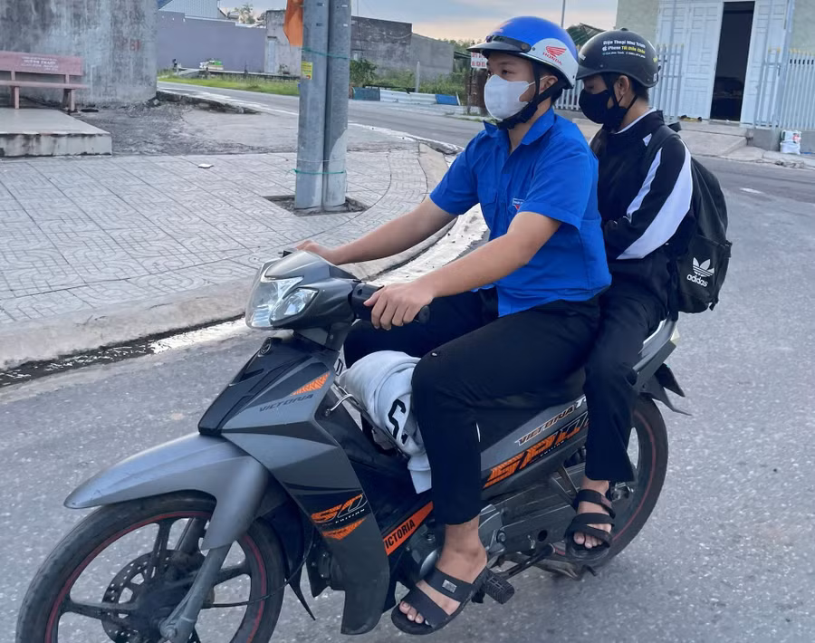 Tại điểm thi Trường THPT Bưng Riềng (huyện Xuyên Mộc, Bà Rịa-Vũng Tàu), em Nguyễn Ngọc Giàu là thí sinh bị khuyết tật được đội tình nguyện đưa đi đón về trong suốt thời gian diễn ra kỳ thi quan trọng này. Ảnh: KC.