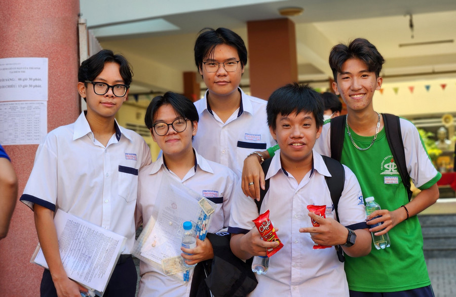 Thí sinh tại điểm thi Trường THPT Phan Đăng Lưu phấn khởi sau khi kết thúc môn thi cuối.