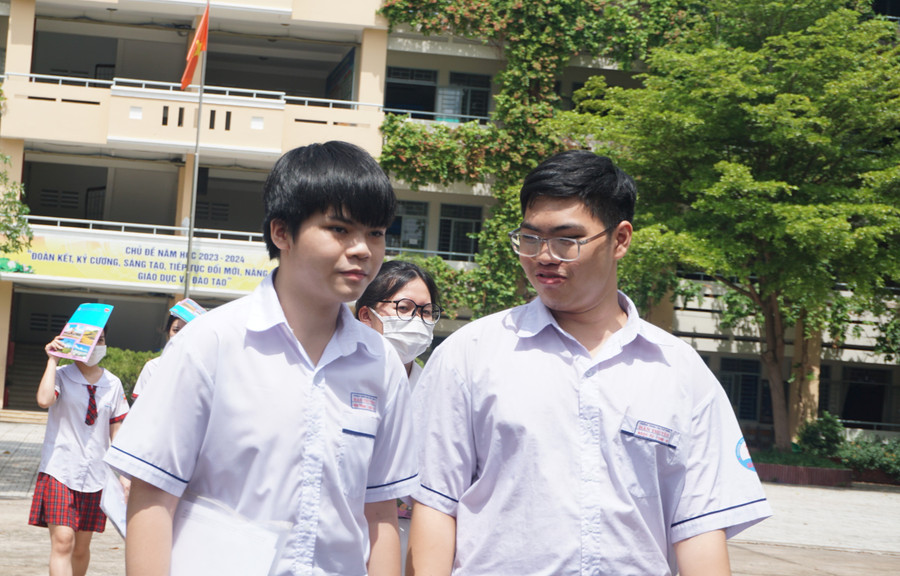 Thí sinh TPHCM rời khỏi phòng thi sau khi hoàn thành bài thi tổ hợp. Thí sinh TPHCM rời khỏi phòng thi sau khi hoàn thành bài thi tổ hợp.