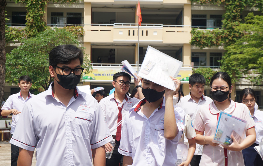 Thí sinh tại điểm thi Trường THPT Phú Nhuận (quận Phú Nhuận, TPHCM) kết thúc bài thi tổ hợp. Thí sinh tại điểm thi Trường THPT Phú Nhuận (quận Phú Nhuận, TPHCM) kết thúc bài thi tổ hợp.