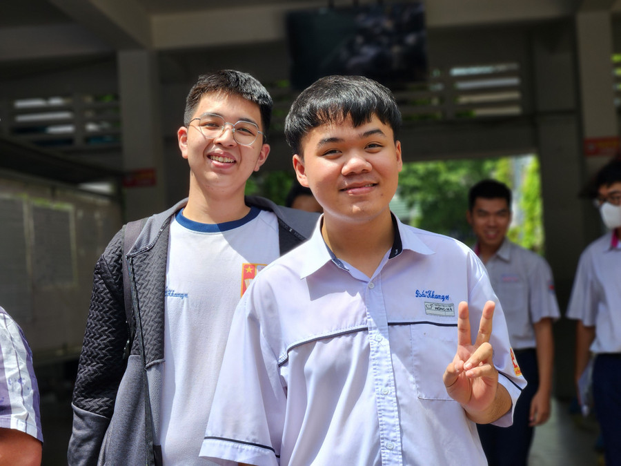 Thí sinh TPHCM phấn khởi trong ngày thi thứ hai. Thí sinh TPHCM phấn khởi trong ngày thi thứ hai.