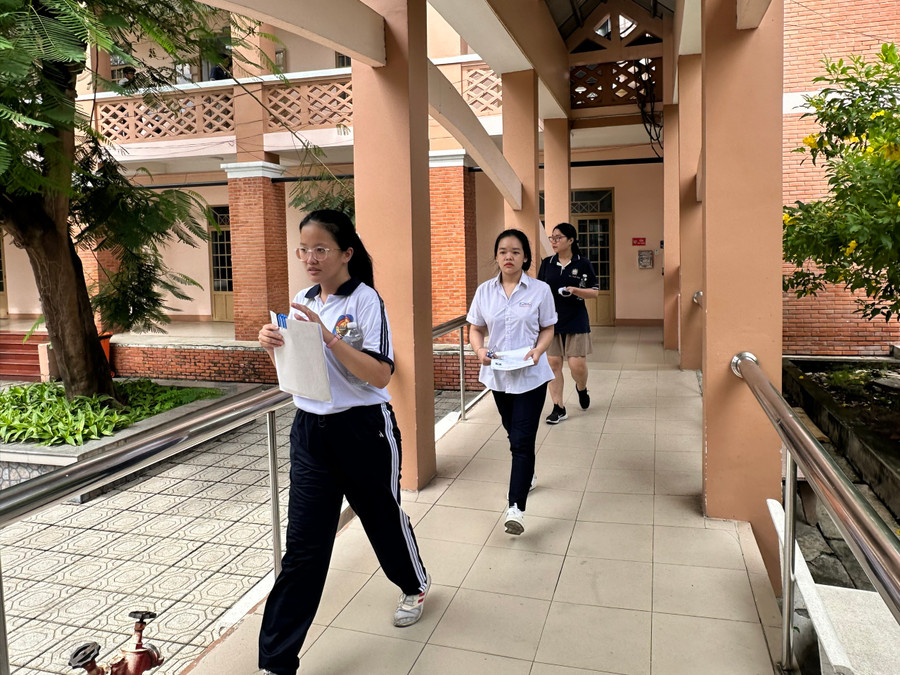 Các thí sinh tại điểm thi Trường THPT Tam Hiệp (TP Biên Hòa, Đồng Nai) có mặt từ rất sớm. Các thí sinh tại điểm thi Trường THPT Tam Hiệp (TP Biên Hòa, Đồng Nai) có mặt từ rất sớm.