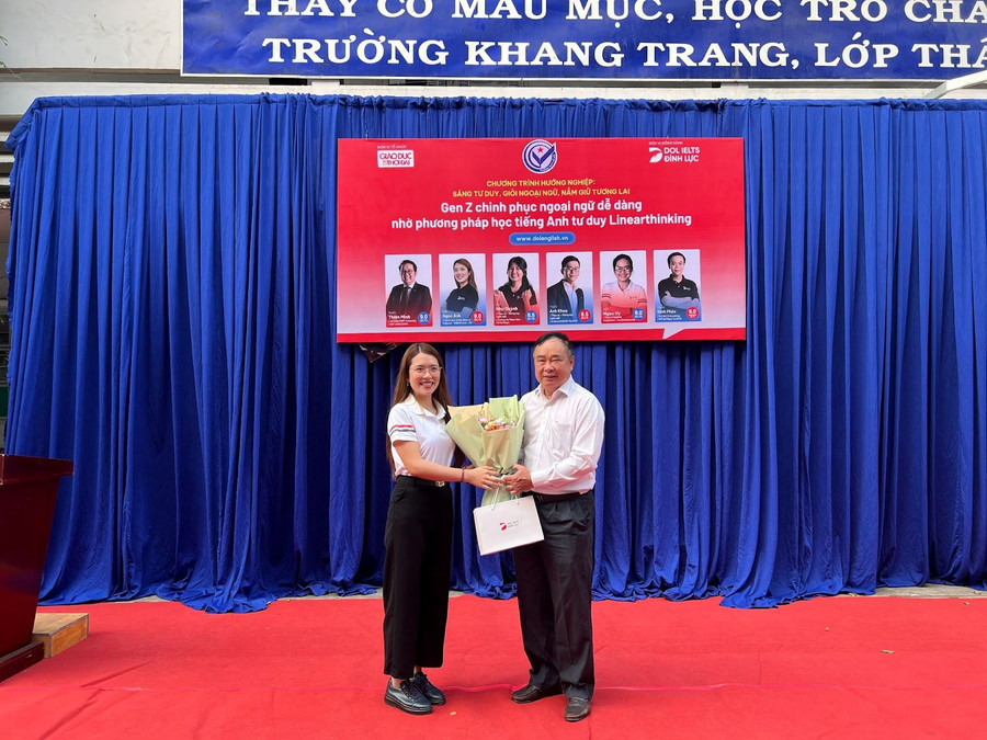 Cô Ngọc Anh - đại diện DOL English gửi món quà tặng BGH THPT Gò Vấp. Cô Ngọc Anh - đại diện DOL English gửi món quà tặng BGH THPT Gò Vấp.