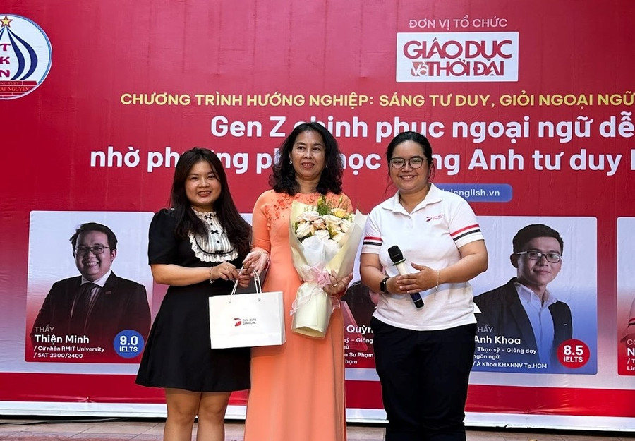 Đại diện DOL English gửi tặng món quà đến BGH nhà trường.