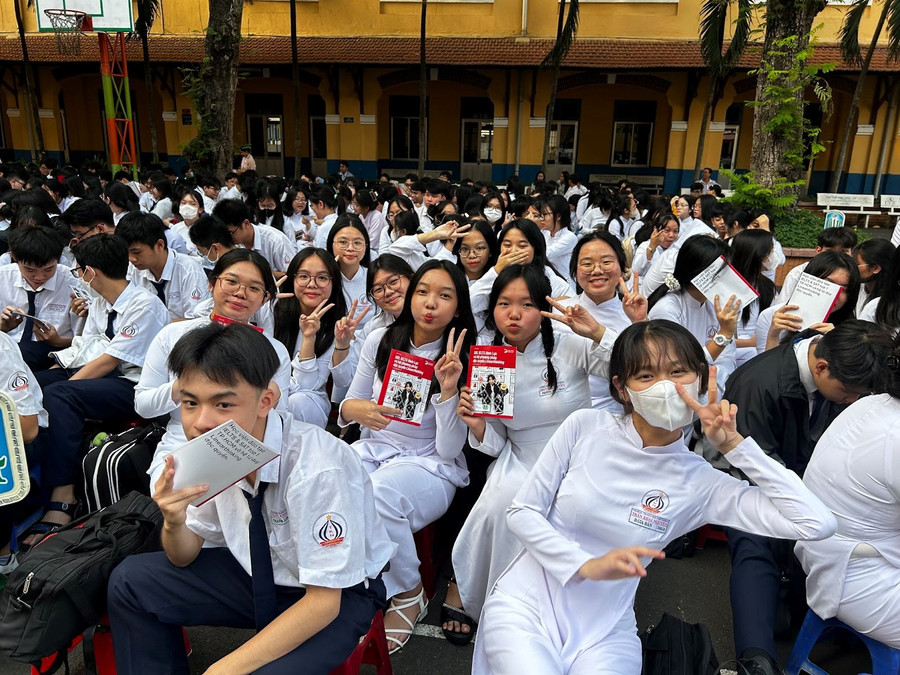 Các bạn học sinh hào hứng tìm hiểu về phương pháp học tiếng Anh tư duy Linearthinking.