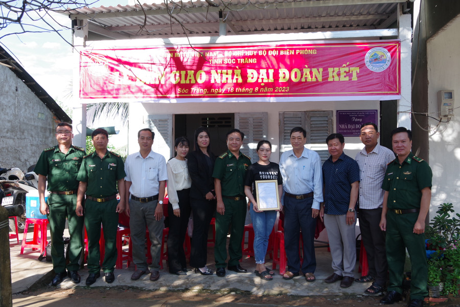 Trao quyết định bàn giao nhà cho gia đình bà Trần Thị Huông. Trao quyết định bàn giao nhà cho gia đình bà Trần Thị Huông.