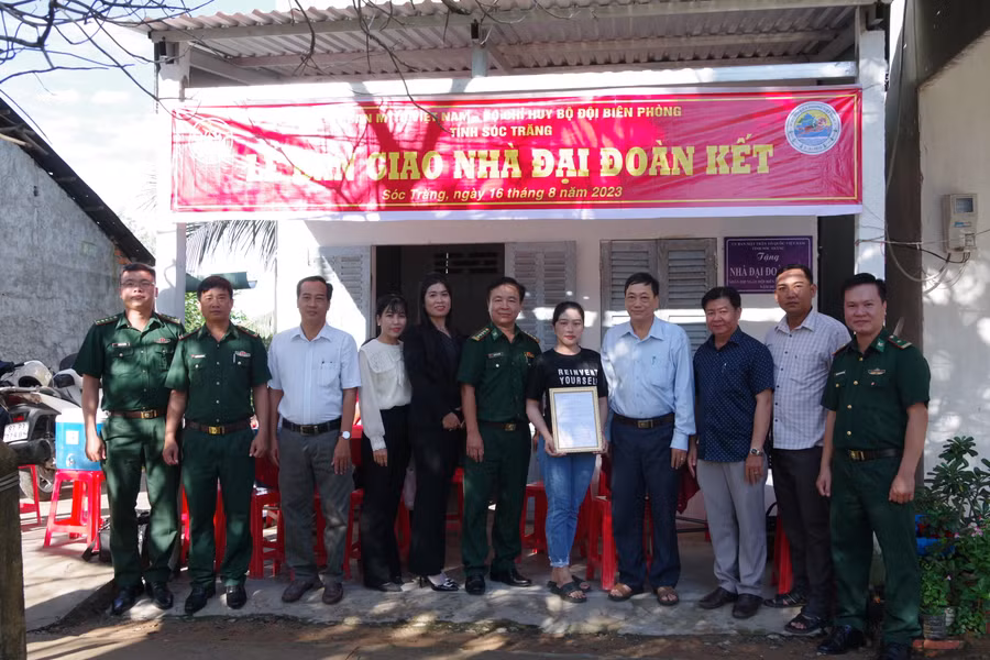 Trao quyết định bàn giao nhà cho gia đình bà Trần Thị Huông.