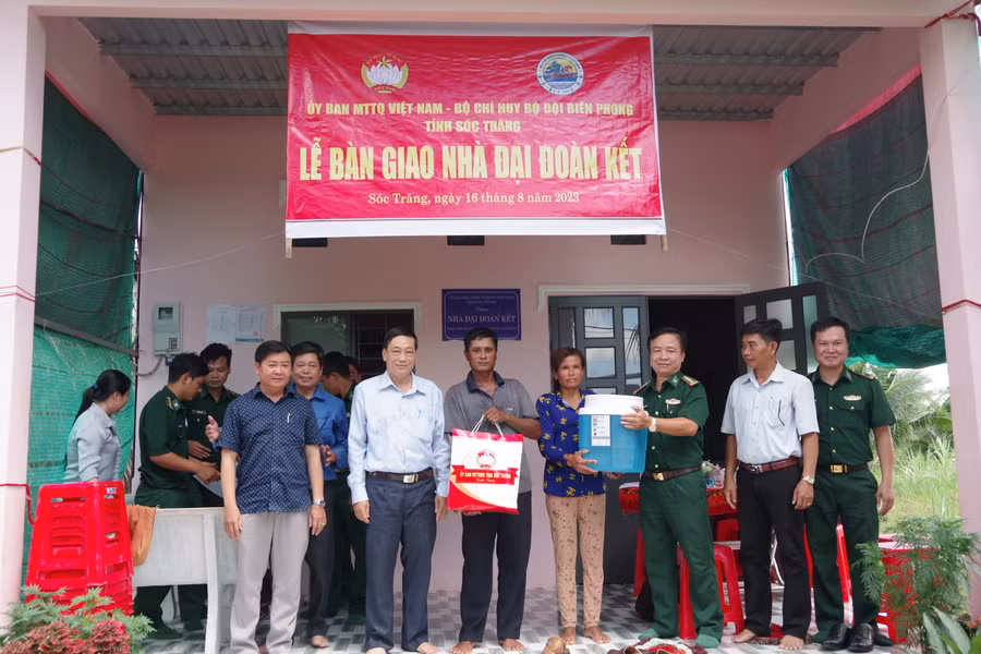 Lãnh đạo các đơn vị tặng quà cho gia đình ông Thạch Thiên Danh. 