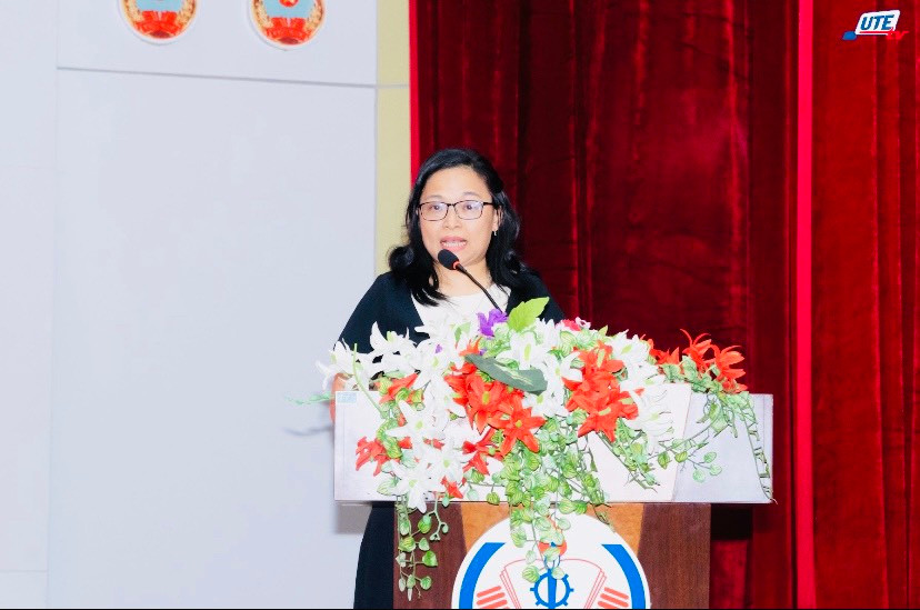 Bà Trương Thị Hiền trình bày báo cáo tại Hội nghị.