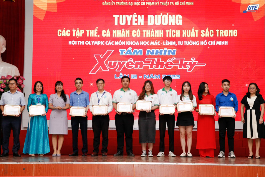 Lãnh đạo Ban Tuyên giáo Đảng ủy Khối Đại học, Cao đẳng TPHCM và Trường Đại học SPKT TPHCM trao giấy khen cho 10 cá nhân có thành tích xuất sắc trong Hội thi ‘Tầm nhìn xuyên thế kỷ’.