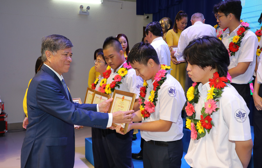 Ông Nguyễn Văn Hiếu, Giám đốc Sở GD&ĐT TPHCM trao bằng khen cho học sinh giỏi. Ông Nguyễn Văn Hiếu, Giám đốc Sở GD&ĐT TPHCM trao bằng khen cho học sinh giỏi.