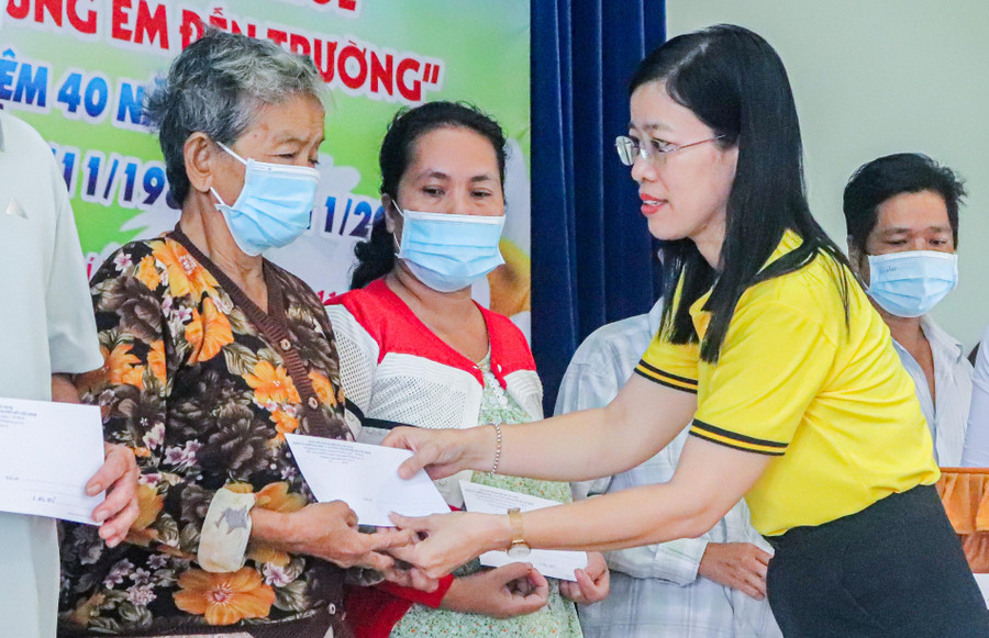 Bà Nguyễn Thị Là tặng quà cho các gia đình chính sách. Bà Nguyễn Thị Là tặng quà cho các gia đình chính sách.