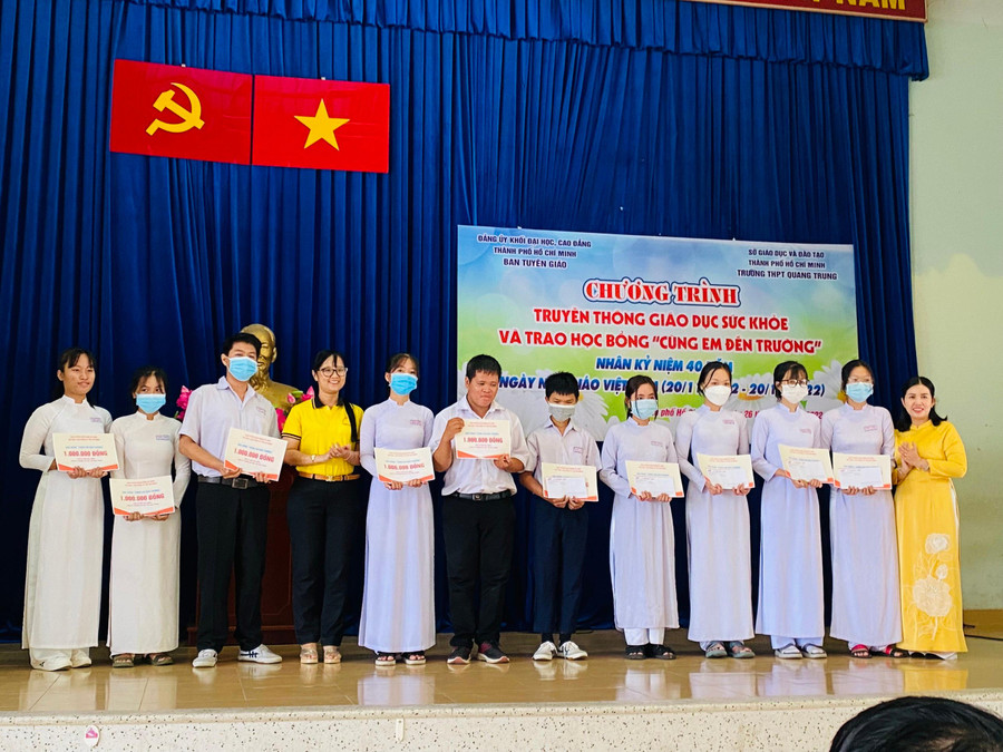 Trưởng Ban Tuyên giáo Đảng uỷ Khối ĐH, CĐ TPHCM và đại diện Trường đại học Tôn Đức Thắng trao học bổng cho các em học sinh. Trưởng Ban Tuyên giáo Đảng uỷ Khối ĐH, CĐ TPHCM và đại diện Trường đại học Tôn Đức Thắng trao học bổng cho các em học sinh.