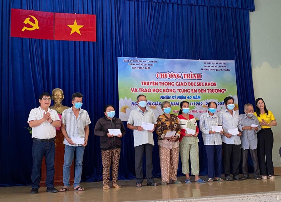 Lãnh đạo Phòng Khoa giáo Ban Tuyên giáo Thành uỷ và Đảng uỷ Khối Đại học, Cao đẳng TPHCM tặng quà cho các hộ gia đình chính sách. Lãnh đạo Phòng Khoa giáo Ban Tuyên giáo Thành uỷ và Đảng uỷ Khối Đại học, Cao đẳng TPHCM tặng quà cho các hộ gia đình chính sách.