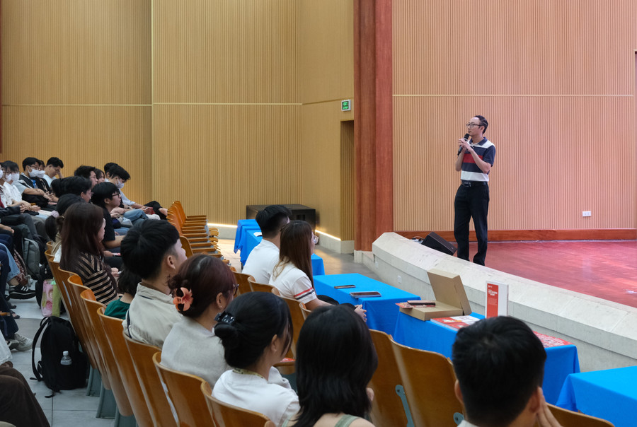 Thạc sĩ Phạm Công Nhật chia sẻ tại chương trình.