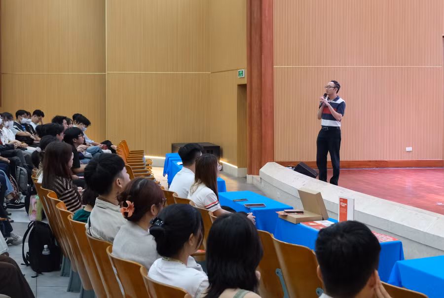 Thạc sĩ Phạm Công Nhật chia sẻ tại chương trình.