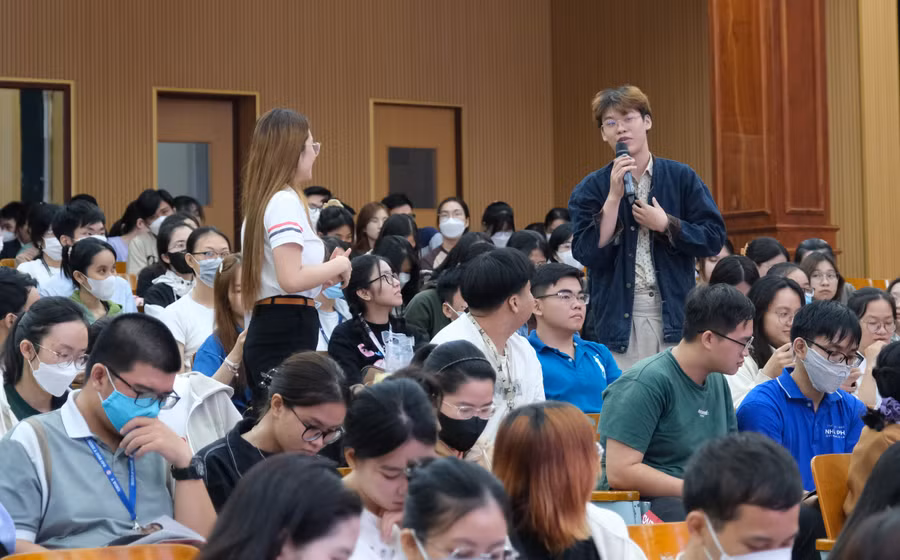 Sinh viên trả lời các câu hỏi của diễn giả.