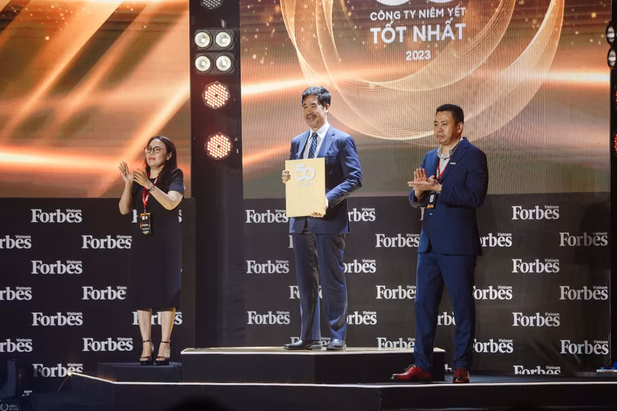 Ông Nguyễn Quốc Khánh - Giám đốc điều hành Nghiên cứu &amp; Phát triển Vinamilk - đón nhận danh hiệu Top 50 Công ty niêm yết tốt nhất Việt Nam năm 2023.