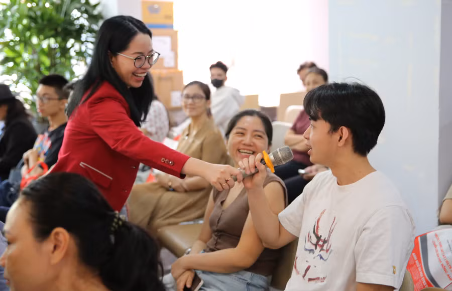 Phụ huynh đặt câu hỏi với diễn giả.