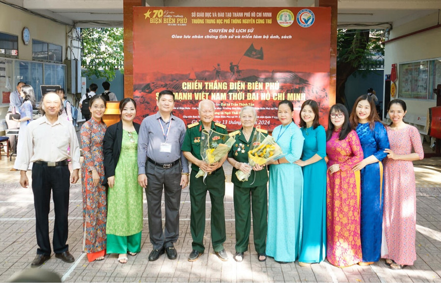 Trường THPT Nguyễn Công Trứ tặng hoa cho các nhân chứng lịch sử.