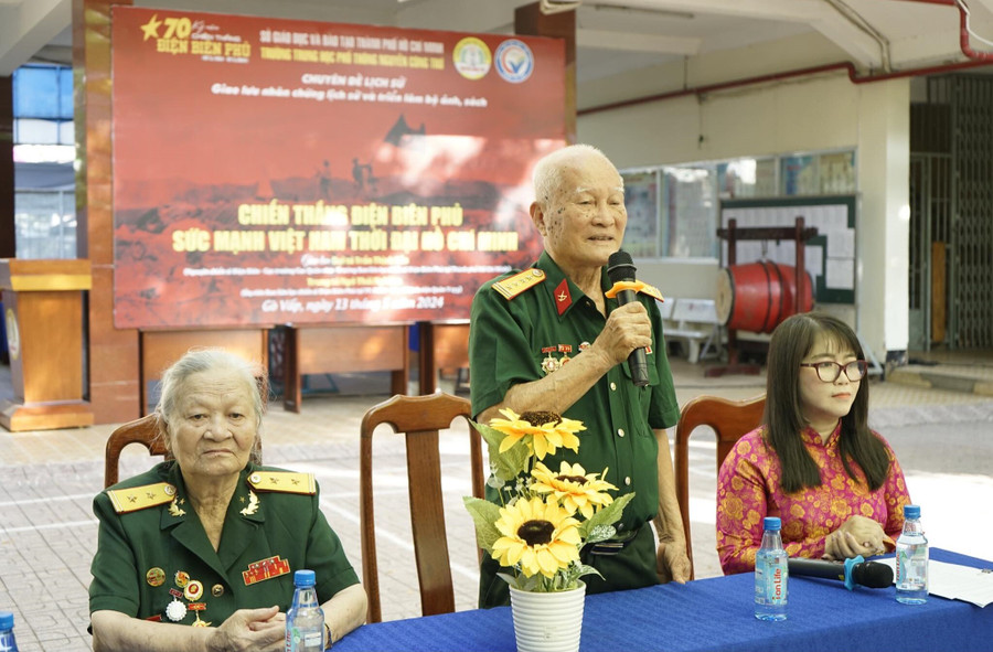 Đại tá Trần Thịnh Tần giao lưu với học sinh Trường THPT Nguyễn Công Trứ.