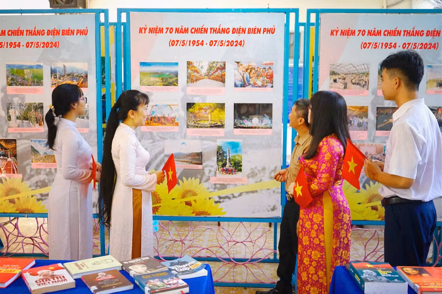 Giáo viên, học sinh Trường THPT Nguyễn Công Trứ tham quan khu vực triển lãm.