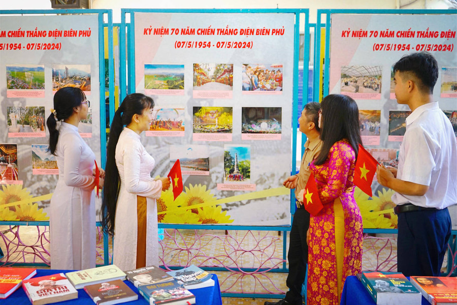 Giáo viên, học sinh Trường THPT Nguyễn Công Trứ tham quan khu vực triển lãm.