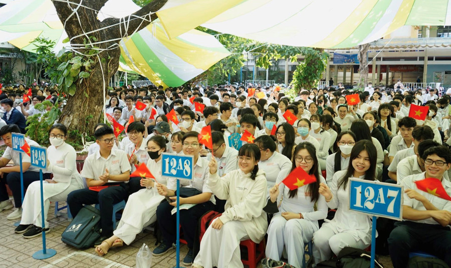 Học sinh hào hứng với buổi sinh hoạt chuyên đề.