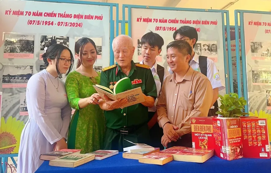 Giáo viên, học sinh Trường THPT Nguyễn Công Trứ và Đại tá Trần Thịnh Tần tham quan khu vực triển lãm.