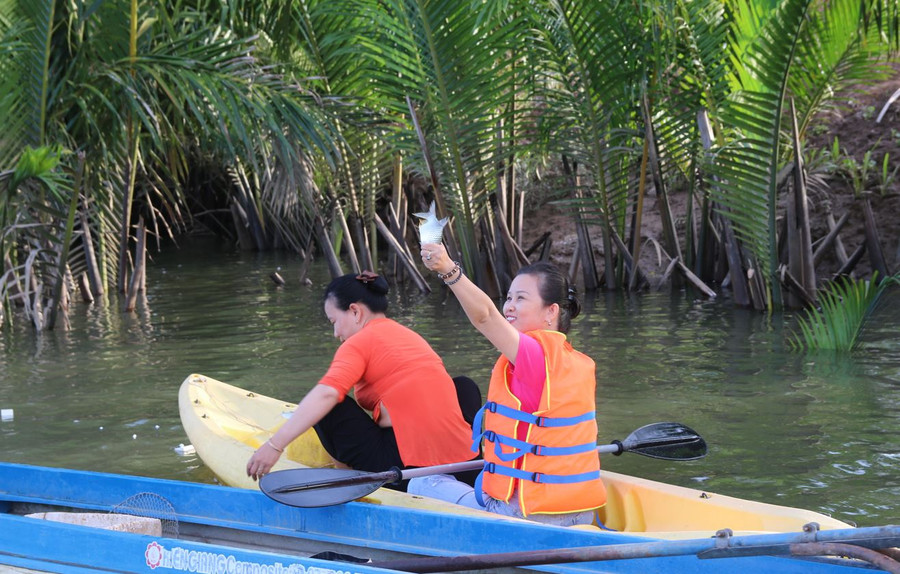 Du khách trải nghiệm bắt cá tại khu Du lịch 9 sông, Bến Tre. Du khách trải nghiệm bắt cá tại khu Du lịch 9 sông, Bến Tre.