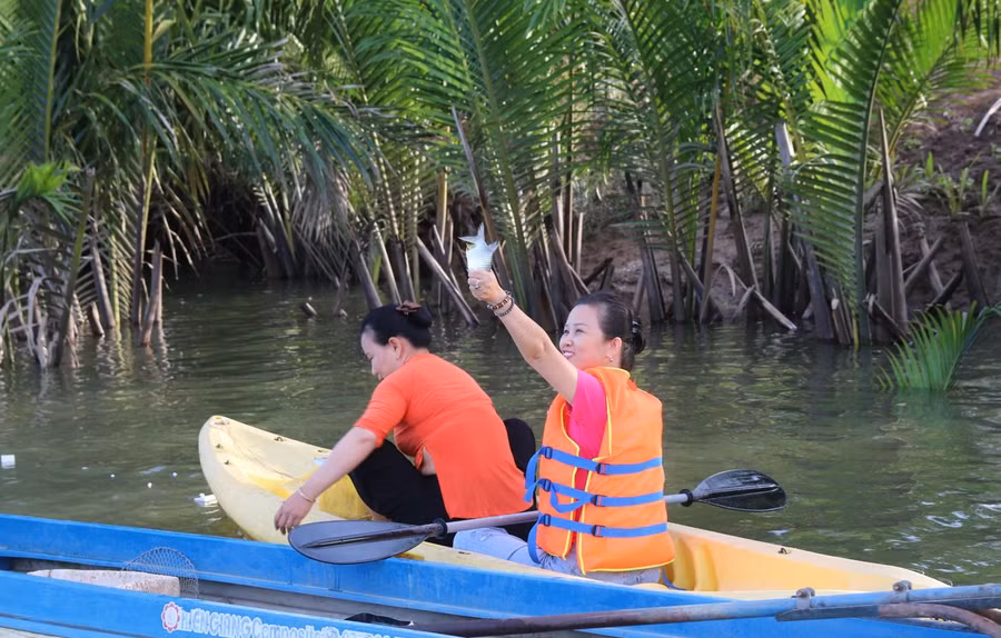 Du khách trải nghiệm bắt cá tại khu Du lịch 9 sông, Bến Tre.