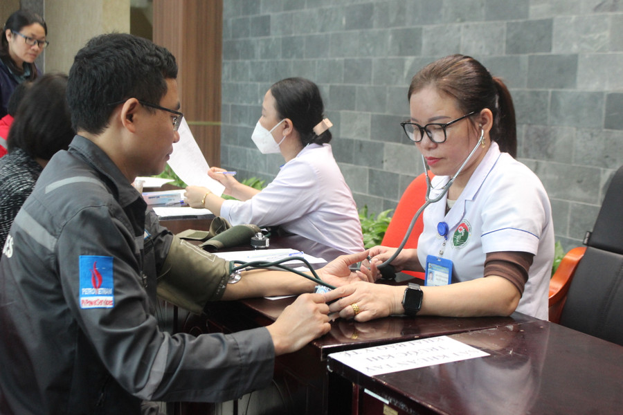 Nhân viên y tế kiểm tra sức khỏe, đo huyết áp và hướng dẫn thông tin cho người hiến máu.