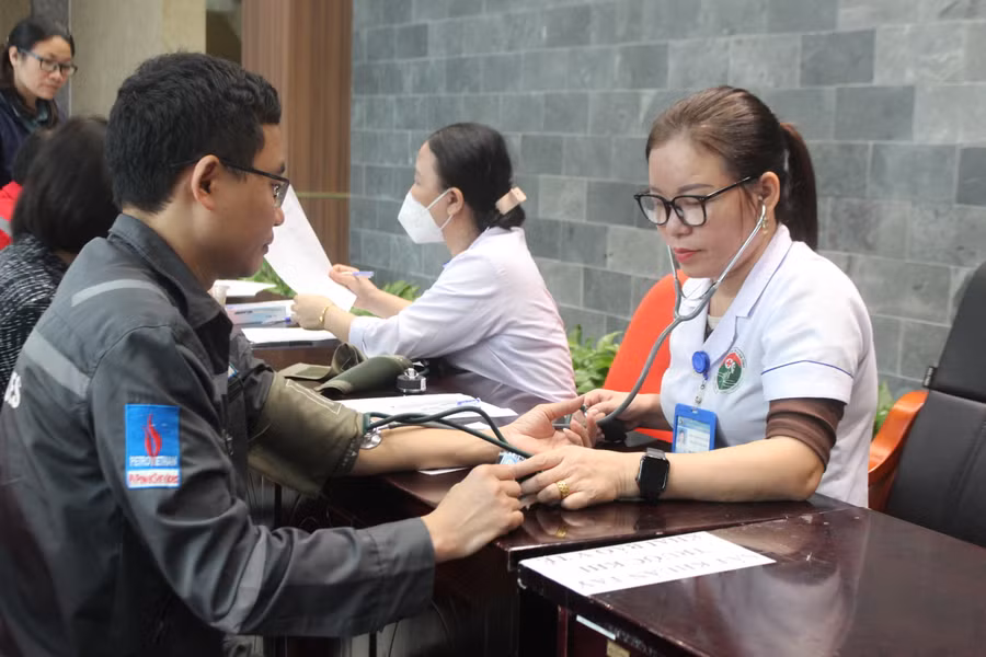 Nhân viên y tế kiểm tra sức khỏe, đo huyết áp và hướng dẫn thông tin cho người hiến máu.