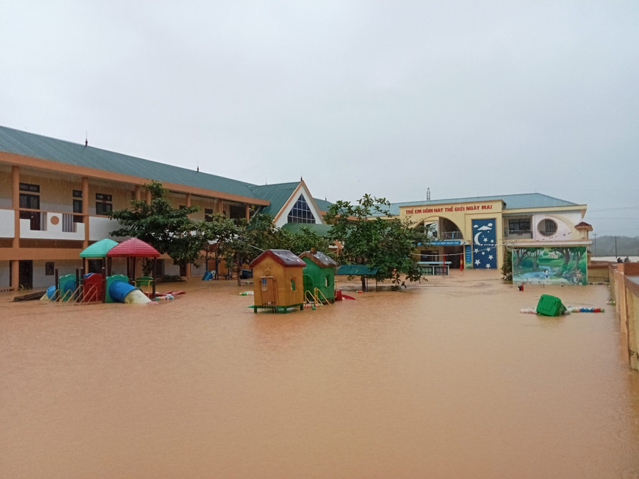 Trường mầm non Hương Thủy (Hương Khê, Hà Tĩnh) ngập hơn 1,5m.