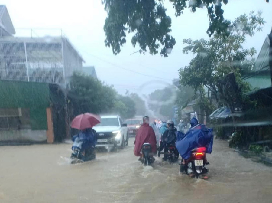 Nước lũ lên nhanh, nhiều trường học đã thông báo nghỉ các hoạt động dạy học trong chiều nay 30/10. Nước lũ lên nhanh, nhiều trường học đã thông báo nghỉ các hoạt động dạy học trong chiều nay 30/10.