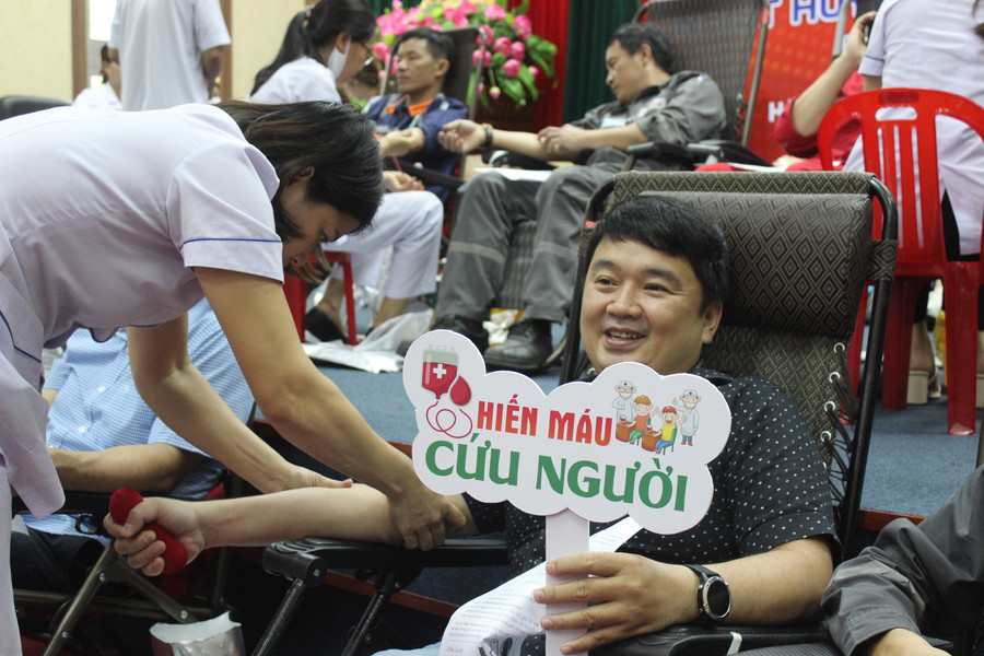 Hơn 100 cán bộ, nhân viên Công ty Điện lực Dầu khí Hà Tĩnh đăng ký tham gia hiến máu.