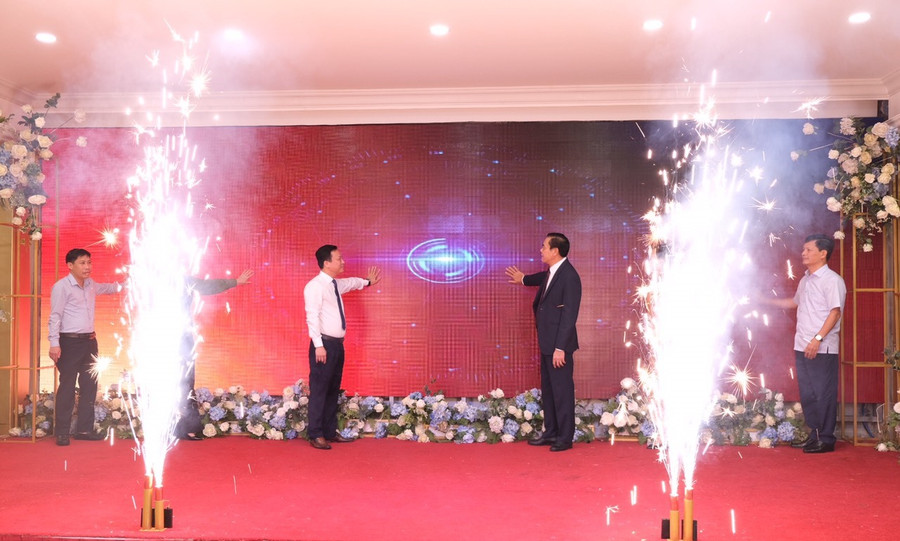 Lãnh đạo tỉnh Hà Tĩnh cùng đại diện các sở, ban, ngành thực hiện nghi thức nhấn nút hưởng ứng Ngày Chuyển đổi số Quốc gia. Lãnh đạo tỉnh Hà Tĩnh cùng đại diện các sở, ban, ngành thực hiện nghi thức nhấn nút hưởng ứng Ngày Chuyển đổi số Quốc gia.